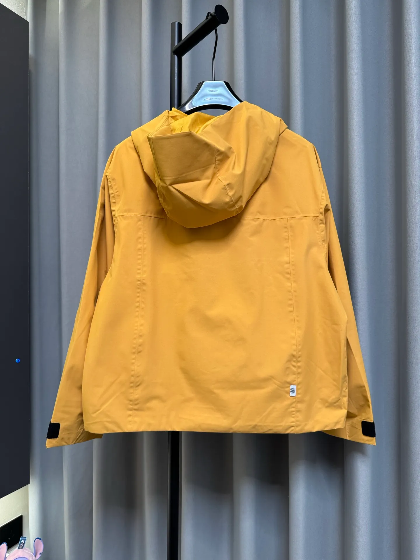 [Premium Reproduction] KOLON SPORT 26fw 2L Short Soft Shell Jacket Loose Waterproof Windproof Wear-Resistant Breathable Jacket (Yellow) Originally developed by b. The top version of this women's jacket is made of polyester fabric with waterproof, windproof and Wear-Resistant properties. It is equipped with a waterproof zipper. The hood, cuffs and hem are adjustable and have a loose fit. It is suitable for summer outdoor scenes and can also be used for daily commuting. It not only meets the needs of basic outdoor protection, but also has a dazzling color design, taking into account both practicality and appearance. It is suitable for women who pursue professional outdoor functions and value the dressing effect. It is positioned as a practical model that takes into account both outdoor and daily life. Look for the version. Size：xs/s/m/l/xl